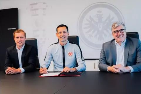 رسميًا.. آينتراخت فرانكفورت يعلن تمديد عقد مدربه